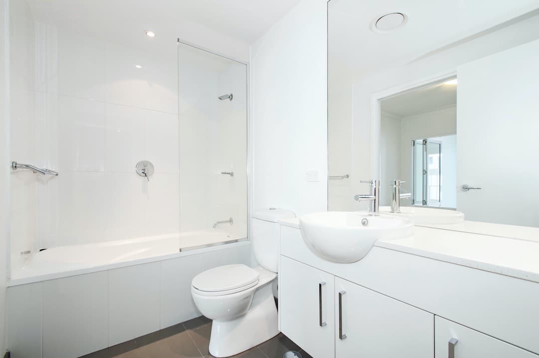 Salle de bain avec carrelage